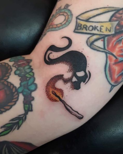 Dark Tattoo Ideas, Small Skull Tattoo, Gotik Tattoo, Tattoo Ideas Unique, Tattoo Artist Tattoo, Artist Tattoo, Fire Tattoo, Tattoo Cover Up, Creepy Tattoos