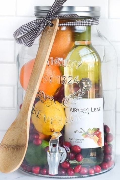 Here's an easy DIY gift idea for friends who love Sangria! Plus, the drink dispenser can be used over and over again - perfect for a housewarming present, Christmas gift, or simply because the person to receive this is just awesome! #DIYChristmasGiftBaskets #DIY #Gift #Christmas Diy Father's Day Gift Baskets, Diy Sangria, Baby Shower Game Prizes, Fathers Day Gift Basket, Unique Gift Baskets, Christmas Gift Baskets Diy, Shower Prizes, Baby Shower Gift Bags, Baby Shower Prizes