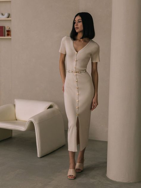 Fitted Midi Dress Casual, Office Midi Dress, Knitted Dresses Outfit, Vintage Fitted Dress, Creme Dress Outfit Classy, Elegant Dress Outfits For Women, Feminine Office Wear, 90s Luxury Fashion, Italian Woman Fashion