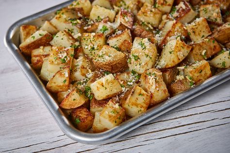 Russet Potatoes Recipes, Roasted Russet Potatoes, Roasted Yellow Potatoes, Russet Potato Recipes, Potato Wedges Recipe, Pork Lettuce Wraps, Potatoes In Oven, Wedges Recipe, Garlic Roasted Potatoes