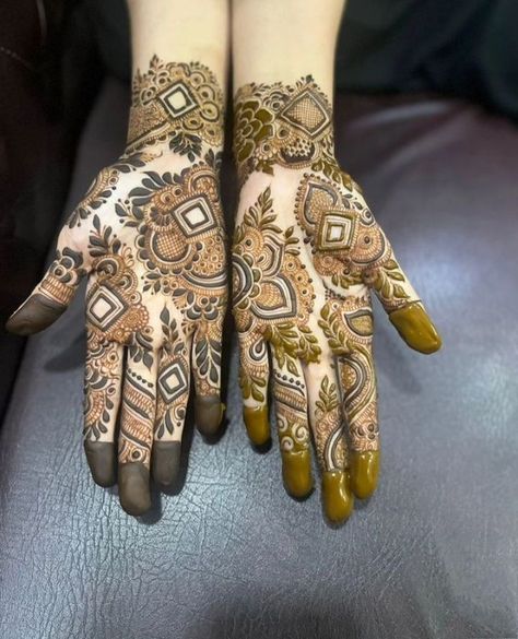 Mhndi Dsgns Unique Front Hand Simple, Dubai Pattern Mehndi Design, Mahendiii Design, Half Hand Mehndi Design, Dubai Mehendi Designs, Front Mehndi, Short Mehndi Design, Khafif Mehndi, Simple Mehendi