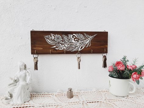 6 Hook Wall Mount Feather, Key holder for wall, Rustic key holder Feather, Feather wall decor https://etsy.me/3Qi3QFG #keyholderforwall #featherwalldecor Rustic Key Holder, Feather Stencil, Feather Wall Decor, Key Holder For Wall, Wooden Key Holder, Stencil Design, Key Holders, Hook Wall, Key Rack