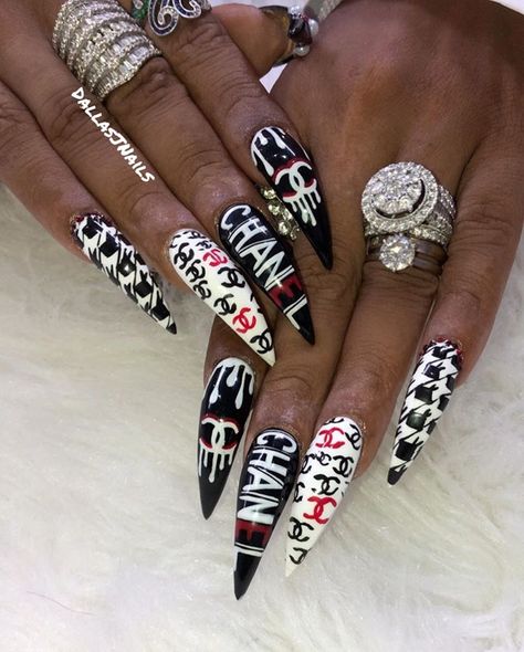 DallasJnails💅🏿 on Instagram: “C H A N E L D R I P 💧👛 2019 has been good to me! Ready for 2020 WE AINT LETTING UP FOR NOBODY! PERIOD! Let’s get this 💰💰💰 ‭ #dallasjnails…” Chanel Acrylic Nails Design, Designer Nails Chanel, Chanel Acrylic Nails, Chanel Nail Art, Chanel Nails Design, Acrylic Nails Design, J Nails, Designer Nails, Chanel Nails