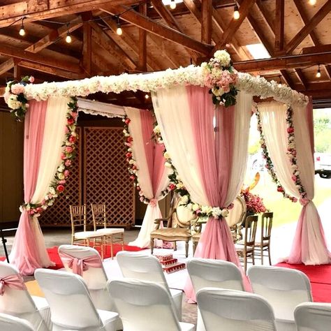 Low Budget Mandap Decor, Phera Mandap Decor Indoor, Simple Mandap Design, Mandap Designs Indian Indoor, Indoor Mandap, Mandap Decoration Ideas, Vidhi Mandap, Mandap Ideas, Flower Decoration Ideas