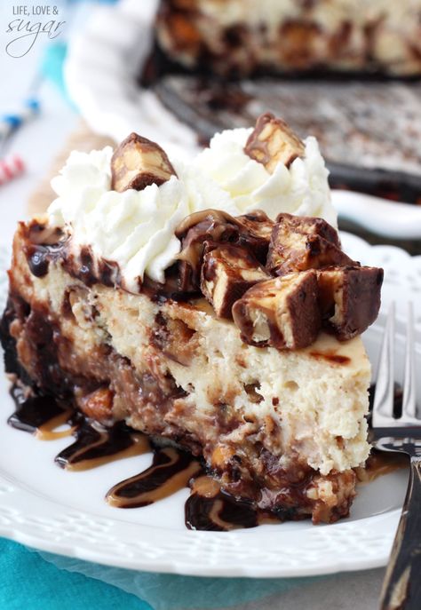 Snickers Cheesecake - vanilla cheesecake filled with Snickers and a chocolate and caramel swirl Rolo Cheesecake, Life Love And Sugar, Cheesecake Caramel, Snickers Cake, Caramel Cake Recipe, Snickers Cheesecake, Cupcake Diaries, Homemade Snickers, Cheesecake Pie