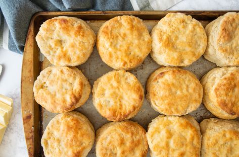 Hardee's Style Buttermilk Biscuits with 100% Freshly Milled Wheat - Grains and Grit Hardees Biscuit Recipe, Biscuit Dishes, Kfc Biscuits, Honey Butter Biscuits, Copycat Kfc, Fresh Milled Flour, Whole Wheat Biscuits, Recipe Copycat, Flour Biscuits