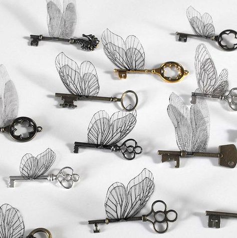 17 "Harry Potter" items that belong in our Hogwarts-loving homes - HelloGiggles Harry Potter Bathroom, Flying Keys, Key Crafts, Harry Potter Room Decor, Harry Potter Bedroom, Harry Potter Items, Theme Harry Potter, Harry Potter Wedding, Old Keys