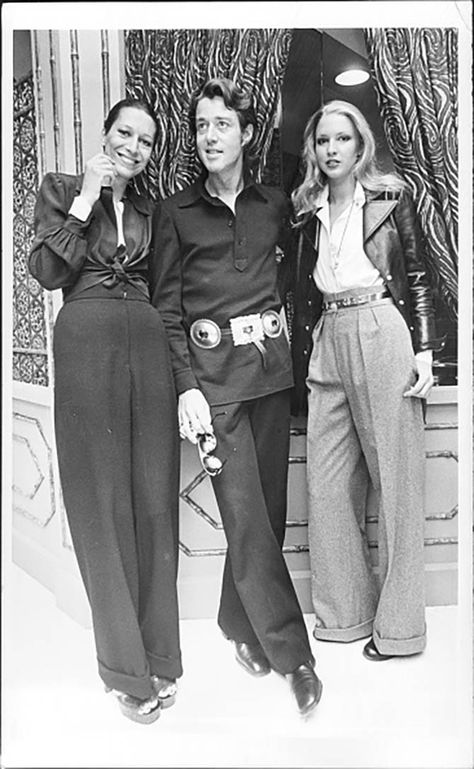 Elsa Peretti with Halston and another model at a 1971 event in Bloomingdale’s. Photo Getty Memories of Elsa Peretti | The Adventurine Playboy Bunny Outfits, Halston Vintage, Short Cropped Hair, Halston Dress, Bianca Jagger, Business Woman Successful, Liza Minnelli, Lauren Hutton, Lauren Bacall