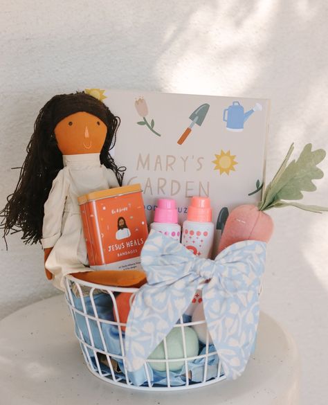 The best Christian Easter Basket gifts! Catholic Easter Basket, Christian Easter Basket, Toddler Easter Basket, Christian Easter Gifts, Catholic Easter, Easter Basket Gifts, Baby Easter Basket, Hope Light, Basket Gifts