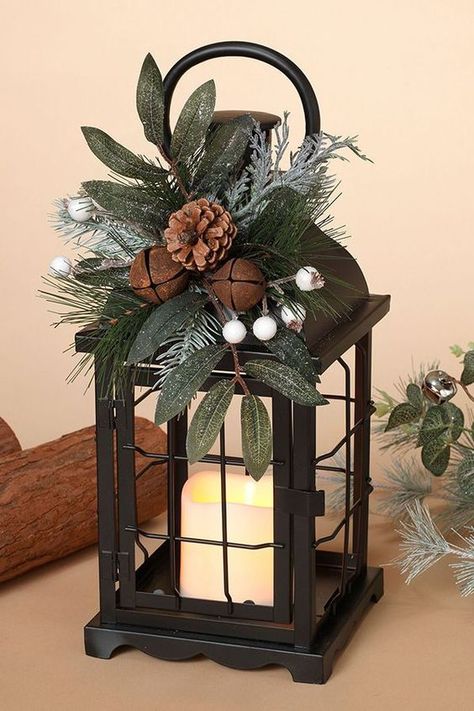 Christmas Lantern Decor Ideas, Christmas Lantern Ideas, Lantern Christmas Decor, Lantern Christmas, Classic Christmas Decorations, Lantern Ideas, Beautiful Christmas Decorations, Christmas Lanterns, Pretty Christmas