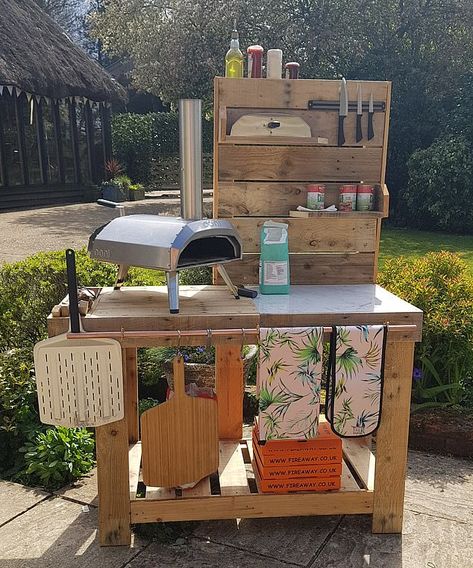 Build an outdoor pizza kitchen for less than £100 with The TV Carpenter Outdoor Pizza Kitchen, Diy Patio Garden, Pizza Table, Pizza Oven Outdoor Diy, Garden Pizza, Pizza Oven Outdoor Kitchen, Small Outdoor Kitchens, Diy Pizza Oven, Four A Pizza