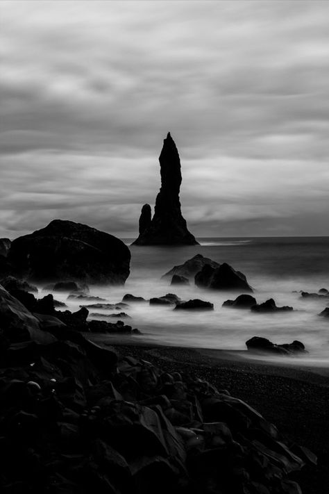 A beach made up of black sand and black rocks. Beaches In Europe, Vik Iceland, Best Beaches In Europe, Ethereal Nature, Summer In Europe, Dark Beach, Black Sand Beaches, Black Beach, Colored Sand