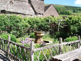 Medieval Cottage, Medieval Garden, Historic Gardens, Mary Garden, Gardens Of Babylon, Picket Fences, Medieval Woman, Herb Gardens, Garden Plan