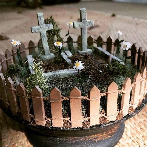 Miniature Graveyard Diy, Spooky Miniature Scenes, Mini Cemetery, Diy Halloween Fairy Garden, Miniature Cemetery, Kawaii Terrarium, Fantasy Terrarium, Fairy Teacup Garden, Diy Horror