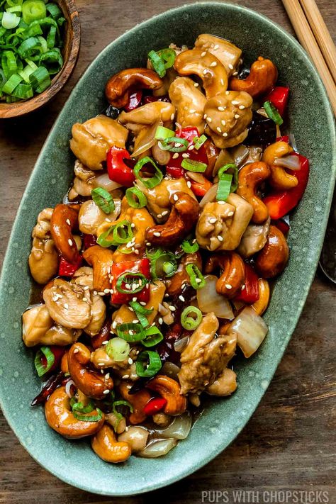 This cashew chicken features crunchy cashews and perfectly cooked chicken in a savory sauce that tastes just like takeout! Thai Cashew Chicken Recipe, Asian Cashew Chicken, Pad Med Mamuang, Easy Cashew Chicken, Cashew Chicken Sauce, Thai Cashew Chicken, Chicken Cashew Stir Fry, Cashew Recipes, Cashew Chicken Recipe