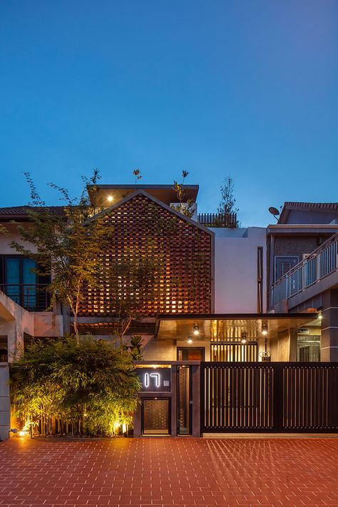 House design | N O T Architecture Sdn Bhd | Malaysia Modern Terrace House, Terrace House Design, Modern Hall, Ventilation Design, Tropical Architecture, Modern Architecture Building, Tropical House, Brick Facade, House With Porch