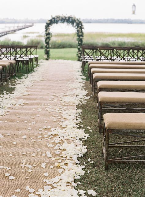 Burlap Aisle Runner, Rustic Burlap Wedding, Burlap Lace Wedding, Aisle Runner Wedding, Jute Runner, Country Wedding Ideas, Wedding Inside, Burlap Wedding, Aisle Runner