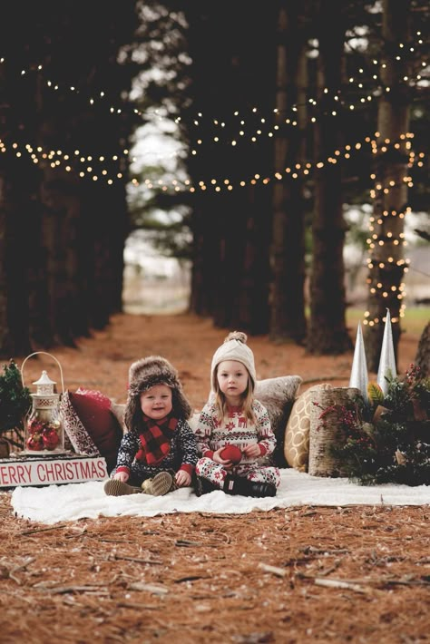 Christmas Photo Shoot Ideas Outdoor, Christmas Pictures In The Woods, Rustic Christmas Family Photos, Mini Christmas Sessions Outdoor, Holiday Photos Outdoor, Christmas Outdoor Pictures, Christmas Photos Outdoor, Christmas Photos Outside, Christmas Picnic Photoshoot