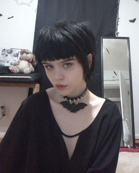 Bangs Goth, Dark Mantle, Goth Hair, Cute Short Haircuts, Beauty Makeup Tips, Hair Reference, Hair Inspo Color, Grunge Hair, Pixie Hairstyles