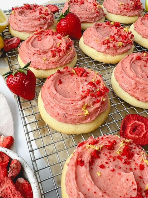 Strawberry Lemonade Cookies - Baked Desserts Aesthetic, Cookie Ideas For Birthday, Complex Baking Recipes, Strawberry And Lemon Desserts, Fresh Baked Cookies Aesthetic, Girly Baking Aesthetic, Cute Strawberry Desserts, Summer Baked Goods Recipes, Bakery Baked Goods