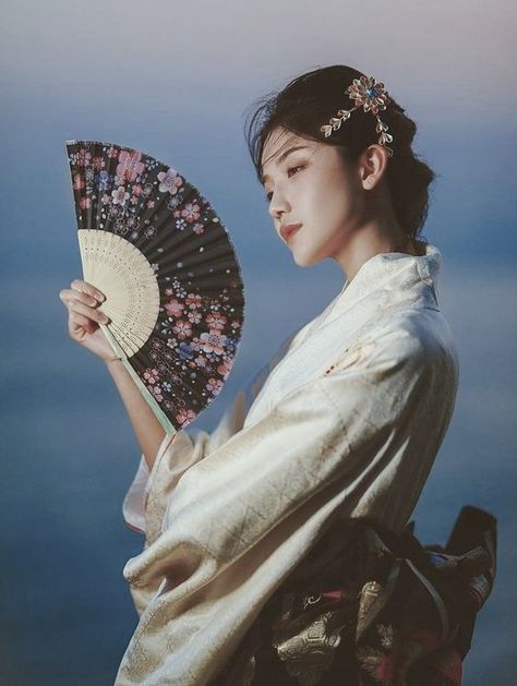 Person Holding Fan Pose, Yukata Pose Reference, Holding Fan Pose Reference, Kimono Poses Reference, Holding Fan Reference, Dynamic Poses Drawing, Geisha Art, 얼굴 그리기, Japanese Fan