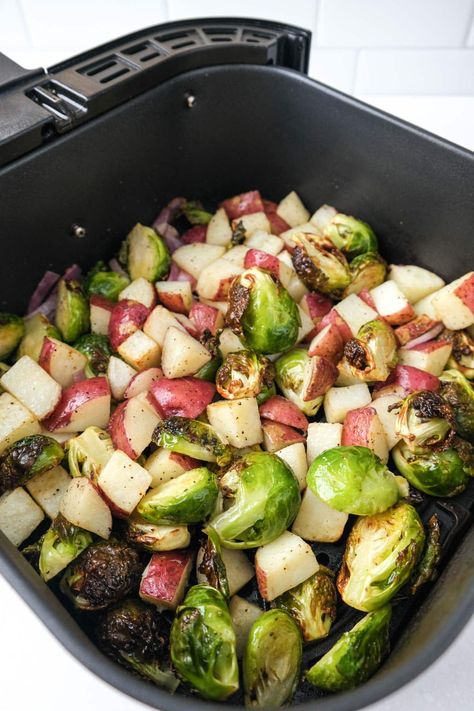 Air Fryer Potatoes And Brussel Sprouts, Air Fry Brussels Sprouts, Air Fryer Bussell Sprouts Recipes, Fresh Brussel Sprout Recipes Air Fryer, Brussels Sprouts Recipe Air Fryer, Air Fryer Brussel Sprout Recipes, Roasted Potatoes And Brussel Sprouts, Potato And Brussel Sprouts, Air Fried Vegetable Recipes