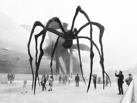 Louise Bourgeois, Maman (1999). Photo: Tumblr. Louise Bourgeois Maman, Spider Sculpture, Saatchi Gallery, Louise Bourgeois, Mark Rothko, Feminist Art, Art Video, Graffiti Artist, Sculpture Installation