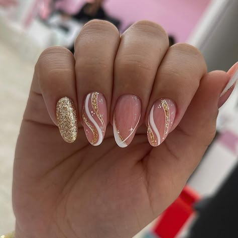 50+ Glamorous and Glittery Gold Nail Designs – May The Ray Gold And White Nails, White Nails With Gold, Elegant Touch Nails, Golden Nails, Gold Nail Designs, Formal Nails, Glittery Nails, Gold Glitter Nails, Fancy Nails Designs