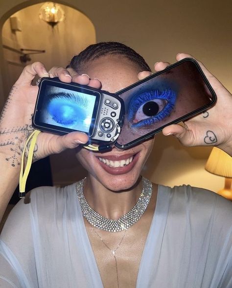 Pose For Selfie, Snap Selfie, Adwoa Aboah, Poses Selfie, Urban Trends, Creative Photoshoot Ideas, Makeup Idea, Photoshoot Themes, Photoshoot Concept