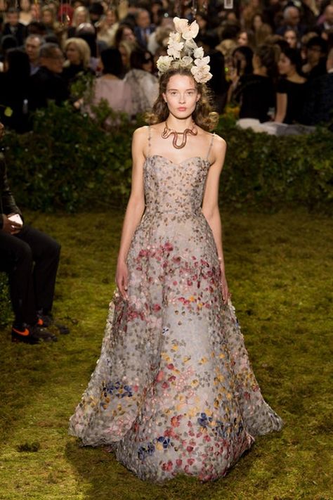 Christian Dior | Haute Couture - Spring 2017 | Look 47 Dior Spring 2017, Haute Couture Paris, Dior Dress, Christian Dior Haute Couture, Dior Haute Couture, Spring Couture, Dior Couture, Couture Week, Zac Posen