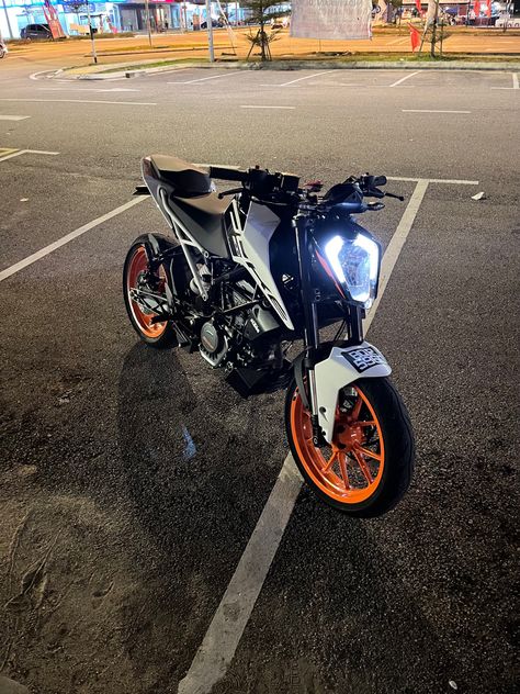 Ktm Duke 200, Ktm 125 Duke, Doraemon Wallpapers, Ktm Duke, Ktm 125, Photo Pose For Man, Instagram Highlight Icons, Poses For Men, Bike Life