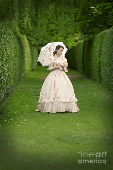 Victorian Women in America | Victorian Woman With Parasol In A Formal Garden In Summertime ... 1880 Dress, Victorian Women, Historical Dresses, Elegant Accessories, Summer Garden, Bottom Clothes, Dream Dress, Beautiful Outfits, Art Home Decor