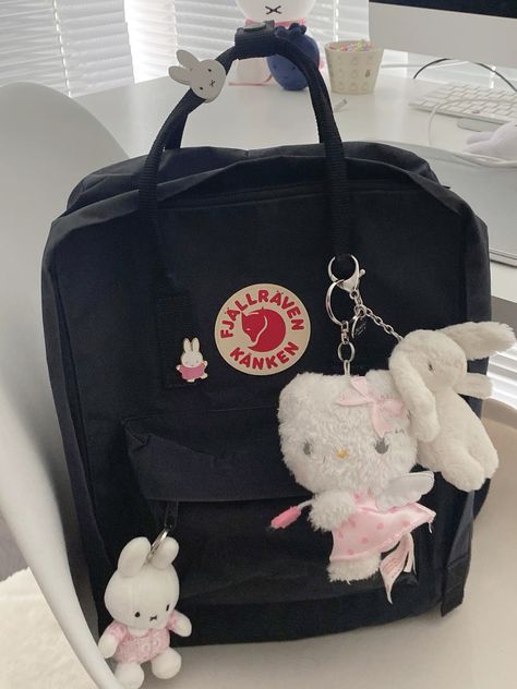 Backpack Aesthetic School, Jansport School Bags, Kanken Aesthetic, Anik Anik, Mochila Fjallraven Kanken, Backpack Art, My Backpack, School Bag Essentials, Aesthetic Backpack