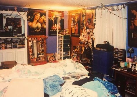 Nostalgia Bedroom, 80s Teen Bedroom, 00s Bedroom, 1990s Bedroom, Bedroom Moodboard, 80s Bedroom, Teenage Girl Room, Teen Girl Bedroom, Teenage Bedroom