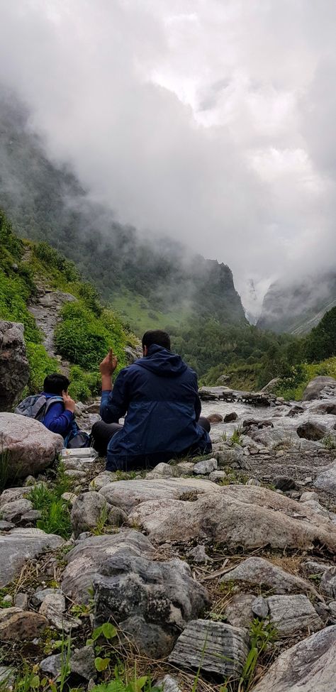 Valley of Flowers National Park is an Indian national park, located in North Chamoli and Pithoragarh, in the state of Uttarakhand and is known for its meadows of endemic alpine flowers and the variety of flora. #valleyofflowers #uttarakhandtourism #travel #travelindia #thankyou #nature Pithoragarh Uttarakhand, Chamoli Uttarakhand, Valley Of Flowers Uttarakhand, Boy Snaps, Boy Snaps Pic, Alpine Flowers, Valley Of Flowers, Money Images, Alone Photography