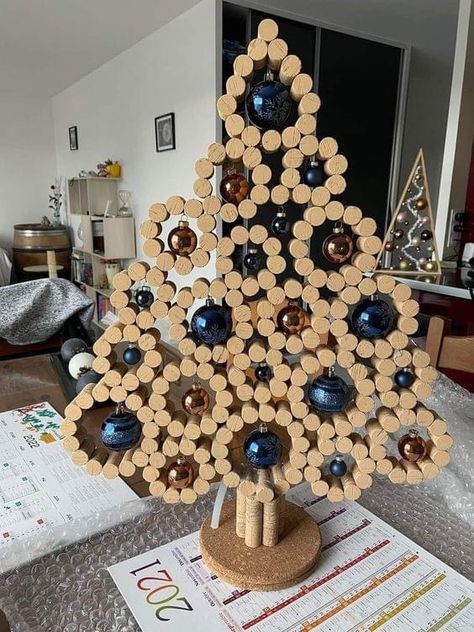 Wine Cork Crafts Christmas, Wine Cork Christmas Tree, Cork Crafts Christmas, Cork Christmas Trees, Koti Diy, Wine Cork Diy Crafts, Wine Cork Projects, Wine Cork Ornaments, Cork Crafts Diy