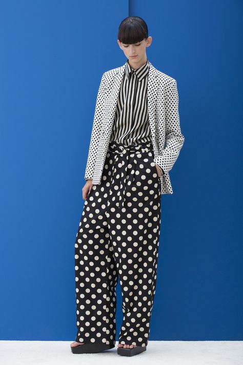 A look from Christian Wijnants RTW Spring 2017 Pattern On Pattern Outfit, All Black Outfits For Women Casual, Polka Dot Outfits For Women, Dots Fashion, Pattern Outfits, Polka Dots Outfit, Hijab Look, Mixed Prints, Christian Wijnants