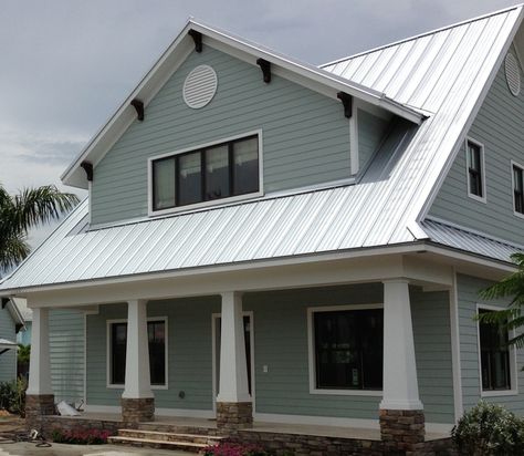 CRAFTSMAN ARCHITECTURE White Metal Roof Exterior Colors, Light Gray Metal Roof Houses, Tin Roof House Colors, Silver Roof House, Houses With Tin Roofs, Silver Metal Roof Exterior Colors, Homes With Light Gray Roofs, Silver Metal Roof Houses, Silver Tin Roof House Exterior Colors