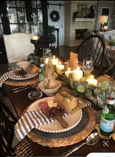 Themed Dinners Ideas, Italian Dinner Party, Simple Table Settings, Tafel Decor, Dinner Party Themes, Dinner Party Table, Italian Dinner, Dinner Themes, Simple Table