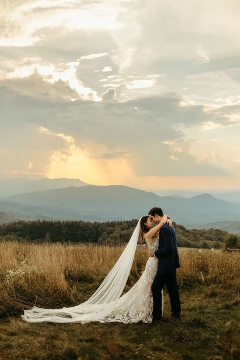 Wedding Bride Groom Photos, Wedding Photography Nature, Wedding Photo Ideas Woods, Wedding Photos In Nature, Fall Bride And Groom Photos, Mountains Wedding Photoshoot, Mountain Wedding Poses, Mountain Wedding Photo Ideas, Mountain Wedding Pictures