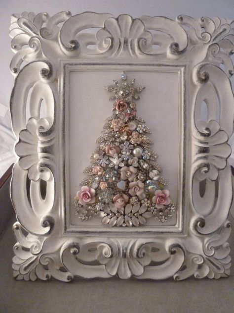 فن الرسم بالمسامير, Dekoratívne Vence, Jul Diy, Old Jewelry Crafts, Jeweled Christmas Trees, Vintage Jewelry Ideas, Jewelry Frames, Jeweled Christmas, Jewelry Christmas Tree