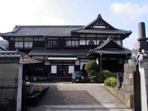 Traditional Japanese House Layout, Traditional Japanese Mansion, Japanese Style House Plans, Traditional Japanese House Exterior, Japan House Exterior, Traditional Japanese House Plans, Japanese Home Exterior, Japanese House Exterior, Japanese Mansion