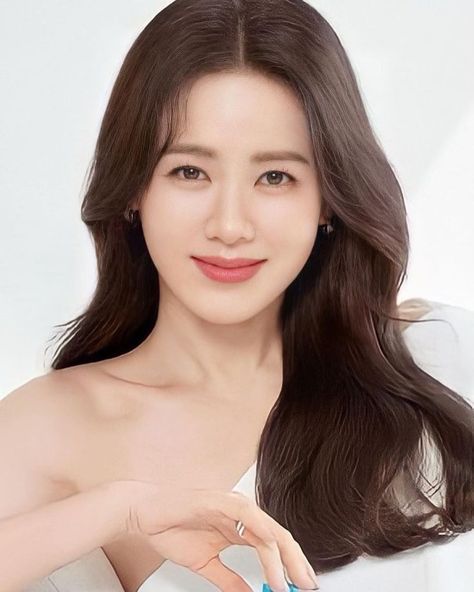 Professional Profile Pictures, Face References, Star Actress, Korean Face, Rich Women, Korean Actresses, Wedding Hair And Makeup, Girl Mom, 인물 사진