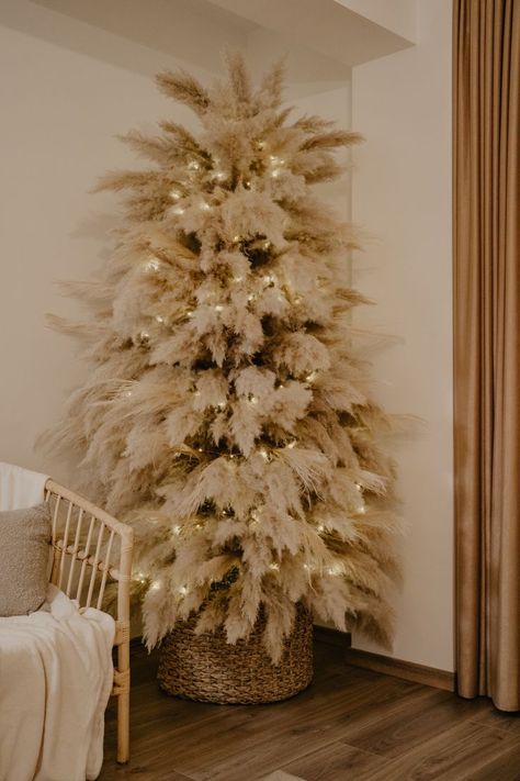 Christmas Tree Inspo Modern, Christmas Tree Ideas Pampas, Pampas’s Christmas Tree, Pampas Xmas Tree, Christmas Tree Pampas Decor, Pampas Christmas Tree Topper, Christmas Tree Boho Ideas, Diy Pampas Christmas Tree, Pompass Grass Christmas Decor