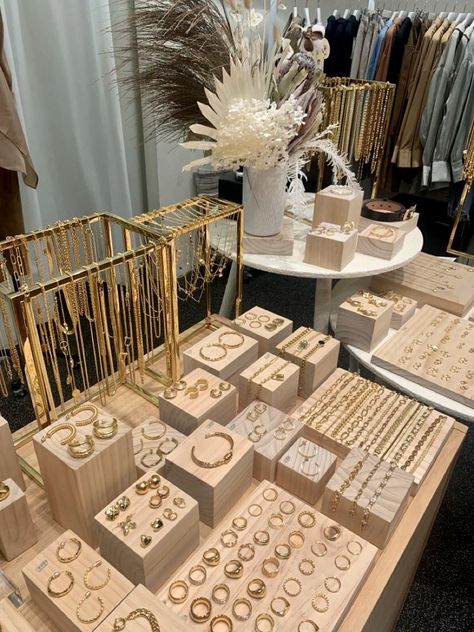 Earring Display For Boutique, Jewerly Displays Ideas, Jewelry Display Table Ideas, Jewelry Vendor Set Up, Jewelry Pop Up Store, Pop Up Jewelry Shop, Jewelry Store Aesthetic, Jewelry Market Displays, Jewelry Pop Up Shop Display Ideas