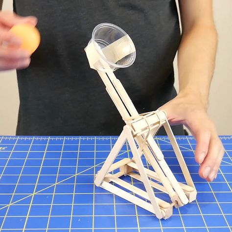 DIY Craft Stick Catapult Project - Powerful and Easy to Build! Catapult Diy, Catapult Project, Catapult For Kids, Diy Catapult, Physics Projects, Stem Projects For Kids, Stem Crafts, Kids Video, Science Projects For Kids