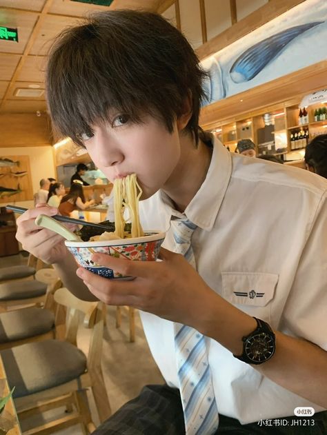 Eating Noodles, Boy Icon, Male Pose Reference, Asian Boy, Photographie Portrait Inspiration, People Poses, Anatomy Poses, Human Reference, Body Reference Poses