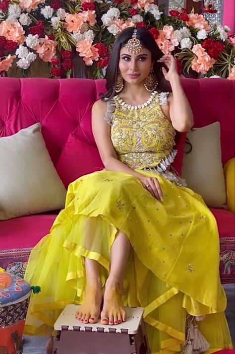 Mehendi Dress Brides, Mehendi Outfits For Bride, Haldi Dress Ideas, Haldi Outfit For Bride, Mehndi Dress For Bride, Mehendi Dress, Mehandi Outfits, Casual Bridal Dress, Haldi Ceremony Outfit