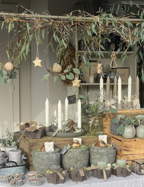 Holiday Visual Merchandising, Christmas Shop Front Display, Christmas Visual Merchandising Window, Rustic Christmas Window Display, Holiday Retail Display, Christmas Store Displays Retail, Christmas Stall Ideas, Christmas Store Displays, Christmas Shop Displays