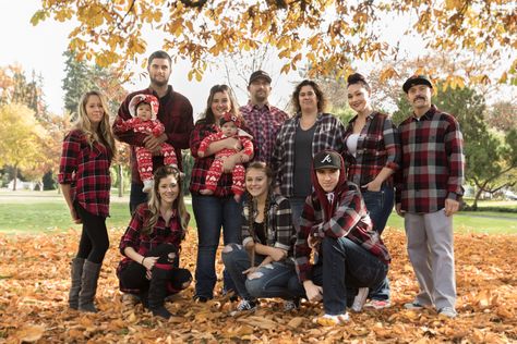 I love how this big family coordinated their outfits.  #flannel #plaid #fall #family #familyphotographer #fambam #familyportrait #familyphoto #familylife #familylove #happyfamily #tradition #sweet #fun #cute #fam #santarosa #petaluma #california #norcal #sonomacounty Plaid Flannel Shirt Outfit, Outfits For Family Photos, Outfits Flannel, Fall Outfits Flannel, Flannel Shirt Outfit, Cardigan Fall Outfit, Warm Fall Outfits, Petaluma California, Fall Photo Shoot Outfits